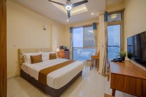 TV a/nebo společenská místnost v ubytování Amber Beach Hotel