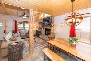 Gallery image of The Snow Owl Cabin in Maggie Valley