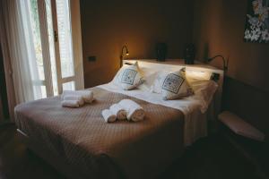 a bedroom with a bed with towels and a window at Villa Calipso in Mondello