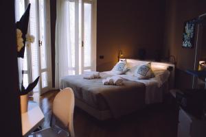 a bedroom with a bed with towels on it at Villa Calipso in Mondello