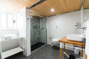 La salle de bains est pourvue d'une douche, d'un lavabo et de toilettes. dans l'établissement Monreal Boutique Townhouse - R024RM6, à Paola