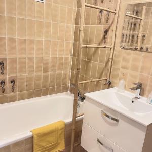 a bathroom with a sink and a bath tub at GRIZZLY CONFORT in Pas de la Casa
