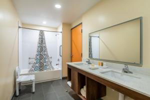 ห้องน้ำของ SPOT X Hotel Orlando Intl Dr by The Red Collection