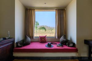 Tehla的住宿－Little Affair，紫色毯子的房间的靠窗座位