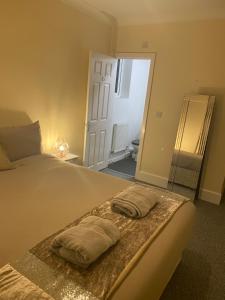 sypialnia z łóżkiem z 2 poduszkami w obiekcie Beach escape 4 bedroom house, Sleeps 11, 2 free parking, garden, WIFI, Smart TV, newly decorated w Bournemouth