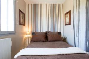 Posto letto in una piccola camera con finestra di Cannes beach and Festival Palais a Cannes
