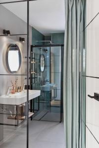 bagno con lavandino e doccia in vetro di Holzhackerin - the charming Haus am Berg a Schladming Altre 37 foto