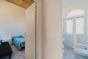 坎普码头Appartamenti Brezza Marina a Campo的一间带床的卧室和一间带水槽的浴室 更多31张照片