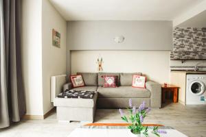a living room with a couch and a table at Mirador de Sallent - piso con vistas in Sallent de Gállego