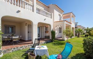 podwórze z krzesłami i stołem przed domem w obiekcie Apartamento en Torrox: 2 dormitorio wifi y piscina w mieście Torrox