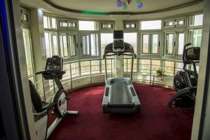 The fitness centre and/or fitness facilities at Hotel Univers 3 Aeroport Luxe