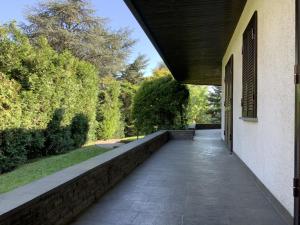 un porche de una casa con una pasarela en Villa Milano e Malpensa vicino MXP e FIERE, en Vanzaghello