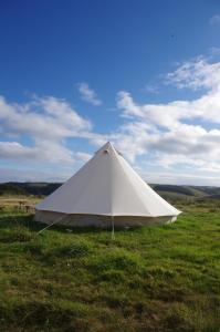 uma grande tenda branca no meio de um campo em The Sea Forts Cornwall em Torpoint