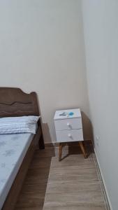 um quarto com uma cama e uma mesa de cabeceira em Pelourinho em Olímpia