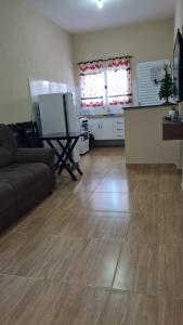 uma sala de estar com um sofá e uma mesa em Pelourinho em Olímpia