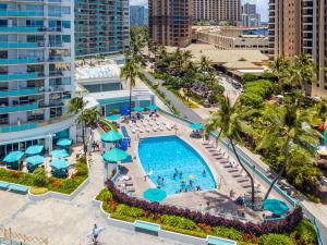 einen Luftblick auf einen Pool in einem Resort in der Unterkunft Ilikai Tower 1717 City View 1BR in Honolulu