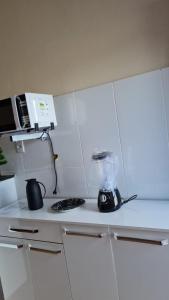 uma cozinha com um liquidificador em cima de um balcão em Pelourinho em Olímpia