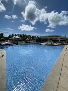 Swimmingpoolen hos eller tæt på Muro Alto Condomínio Clube Apto 219
