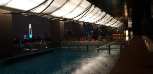 een zwembad in een gebouw met uitzicht op de stad bij MCity Jalan Ampang KLCC in Kuala Lumpur