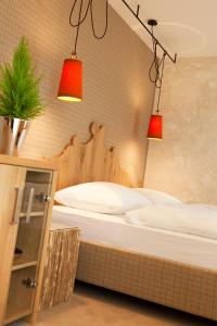 Rúm í herbergi á Superior Hotel Tirolerhof - Zell am See