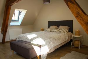 Una cama o camas en una habitación de L'Orée du Marais