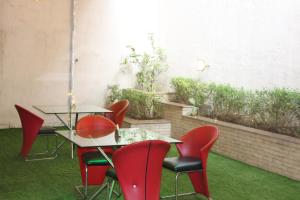 Lime Tree Hotel Sushant Lok Gurgaon Sector 29 Next to IFFCO CHOWK metro 야외 정원