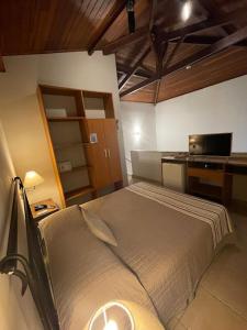 Lova arba lovos apgyvendinimo įstaigoje Hotel Vila Serrana