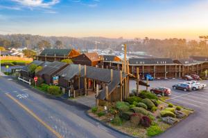 eine Luftansicht eines Gebäudes mit einem Parkplatz in der Unterkunft Harbor Lite Lodge in Fort Bragg