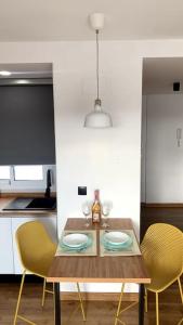 a dining room table with two glasses and two chairs at Precioso Apartamento, luminoso, equipado in Torre de Benagalbón