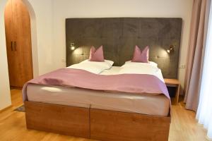 Letto o letti in una camera di Gasthof Ramona