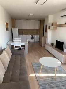 Η κουζίνα ή μικρή κουζίνα στο Brand new apartment with outdoor swimming pool