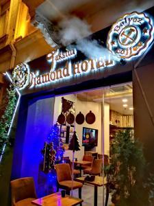 taksim diamond hotel في إسطنبول: مطعم فيه لافته مكتوب عليها فندق الماس