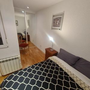 A bed or beds in a room at GRAN VIA VALVERDE Apartaments & ROOMS TPH