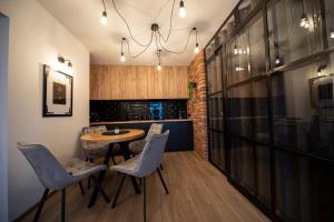 cocina con mesa y sillas en una habitación en Warsztat Apartamenty Stare Izby, en Poronin