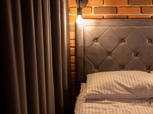 Säng eller sängar i ett rum på Warsztat Apartamenty Stare Izby