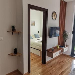 espejo en una habitación con 1 cama y 1 dormitorio en Zlatni Bor Apartment, en Zlatibor 36 fotos más