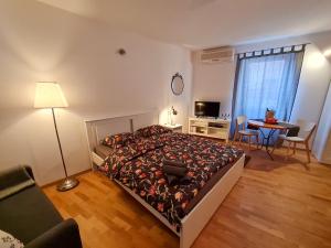 1 dormitorio con 1 cama y 1 mesa con sillas en Old Town Apartments, en Rovinj