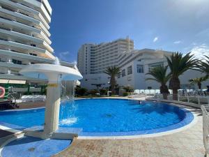 Bazén v ubytovaní First Line Seaview Apartment alebo v jeho blízkosti