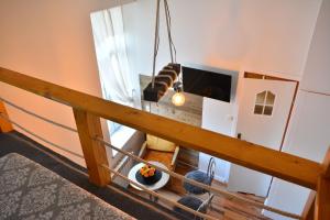 uma vista superior de uma sala de estar com uma escada em Pasmanteria u Mimi em Krynica-Zdrój