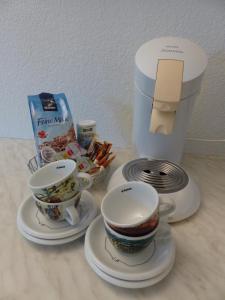 a coffee maker and two cups on a counter at Schwarzwaldturmzimmer Lahr in Lahr