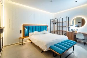 Säng eller sängar i ett rum på Flatguest RoomTiques Private Rooms