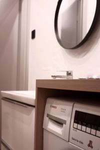 un espejo en un mostrador junto a un microondas en Calm and quiet apartments in Szczecin, en Szczecin