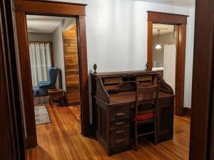 una oficina con escritorio y silla en una habitación en Large Bakery Apartment - Central Downtown Location, en Fredonia