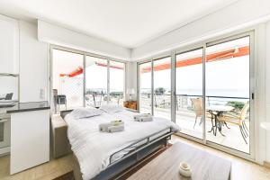 Photo de la galerie de l'établissement IMMOGROOM- 2 bedrooms -Panoramic Sea view - Huge Terrace - Beach, à Cannes