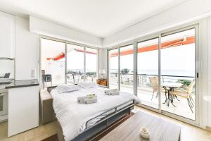 カンヌにあるIMMOGROOM- 2 bedrooms -Panoramic Sea view - Huge Terrace - Beachのギャラリーの写真