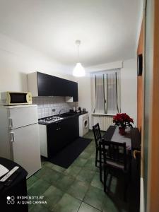 a kitchen with a stove and a table with chairs at La pepita del Ling8 in Turin