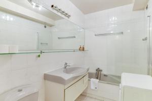 ein weißes Bad mit einem Waschbecken und einem WC in der Unterkunft IMMOGROOM- Open view terrace - Parking - Next CROISETTE in Cannes