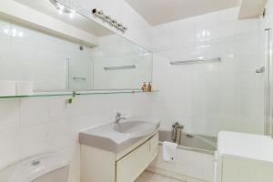 Bathroom sa IMMOGROOM- Open view terrace - Parking - Next CROISETTE