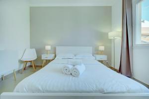 Tempat tidur dalam kamar di IMMOGROOM - Terrace - 2 bedrooms - Downtown - Air conditioning - Wifi
