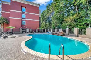 Piscina a Holiday Inn Express Hotel & Suites Lufkin South, an IHG Hotel o a prop